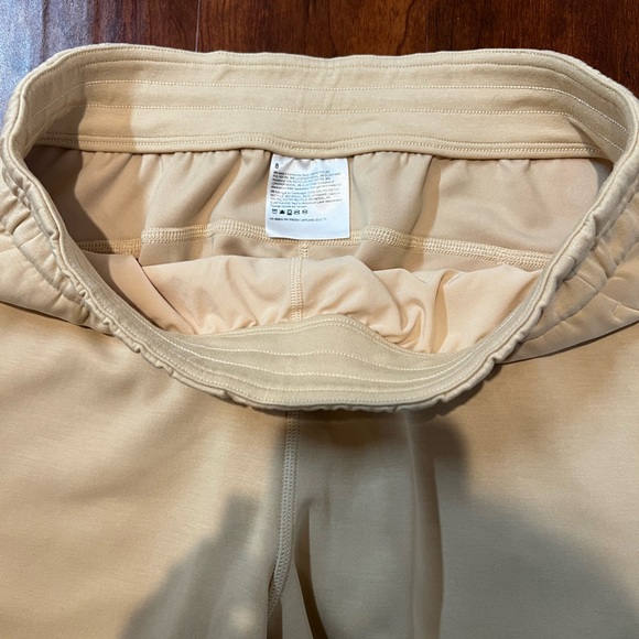 Lululemon Softstreme High-rise Shorts 4” - Picture 6 of 6